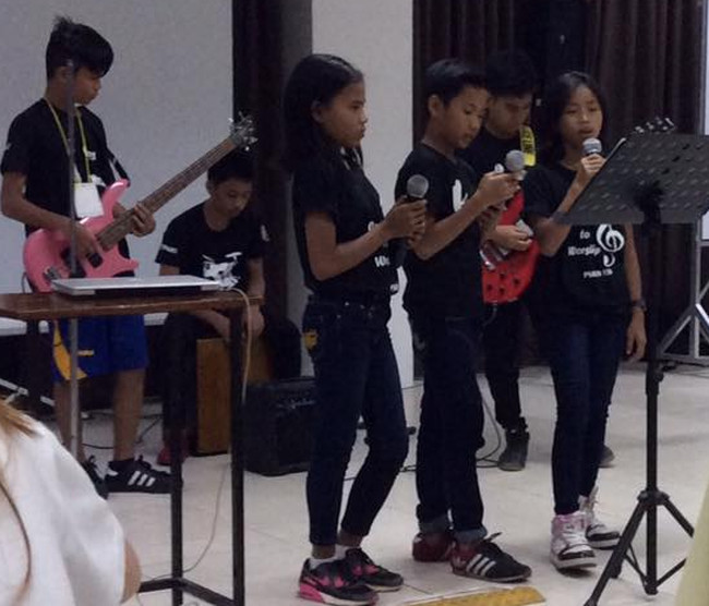 Retreat-singing-Daniella-MacMac-Carla-CM-SIAC-Apr2917 Retreat-singing-Daniella-MacMac-Carla-CM-SIAC